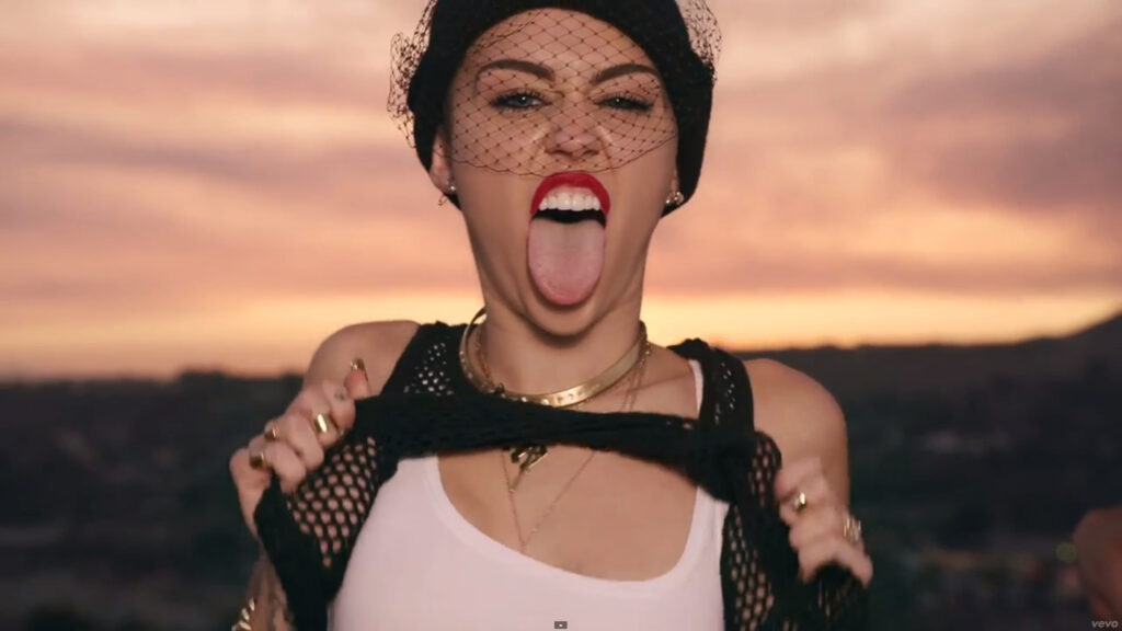 miley-cirus-we-cant-stop-xtudr-gay-chat-1024x576 La Estética BDSM en la Música Pop