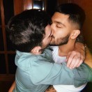 Xtudr - ME PONE DAR CELOS A PRINGAOS: Grupo para formar parejas o tríos y dar celos a cornudos, pringaos, tíos poco agraciados o mirones en general...
Tú saliva, mi saliva… ummm nos morreamos, música sensual de fondo, el cornudo nos mira él también quiere besos pero está atado y amordazado mirándonos o haciendo tareas domésticas… no puede intervenir porque es un pringao.
Podemos hacer vídeos caseros cuckcold y compartir en grupos de cornudos.


