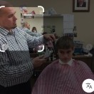 Xtudr - Peluqueros dominantes : Para gente que se sienta en la barbería sin preguntar y el barbero sádico le da su merecido.