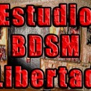 Xtudr - Estudio BDSM Libertad: Si necesitas una mazmorra para tus juegos privados, puedes disfrutar de la que pongo a vuestra disposición.
El estudio se alquila a parejas  y grupos (maximo 6 personas).

Si eres Dom profesional, pregúntame las condiciones especiales de las que puedes gozar en deferencia a tu asiduidad, además podrás dejar tu ajuar en el vestidor para que no tengas necesidad de cargar con él cada vez que concretes una sesión.

Máxima discreción y cuidada higiene, todo el mobiliario y material se desinfecta después de cada sesión.

Tarifa

50 € por dos horas para una pareja, y 10 € más por hora y persona más

Incluye

La utilización de todos los elementos, toalla,  productos para el aseo y algún zumo o refresco.

Horario y localización

De 10:00 a 22 h (horario de cierre) todos los días de la semana.
Metro Buenos Aires . Línea 1 - Madrid

Modo de reserva

Es necesario llamar con teléfono móvil no oculto, con uno o dos días de antelación para consultar disponibilidad y así poder elegir la hora de la reserva. Si no ha sido así, puedes probar suerte llamando el mismo día, pero siempre con tres o cuatro horas de antelación. Si la sesión va a ser en fin de semana será necesario llamar antes del viernes por la mañana. Siempre se deberá confirmar tres horas antes aunque se haya reservado con tiempo.

Se pide seriedad, si has reservado y no puedes ir después de haber reservado, avisa lo antes posible para dejar libre ese hueco que podrían utilizar otras personas. Guardo los teléfonos de las personas informales y nunca vuelvo a atenderlos.

Contacto

Teléfono 663161648 o solicita más información a domina.libertad@hotmail.com
http://www.dominalibertad.com