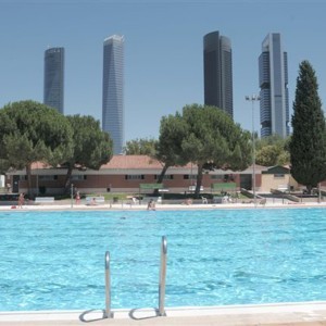 Gay Cruising: ZONA NUDISTA PISCINA BARRIO DEL PILA...