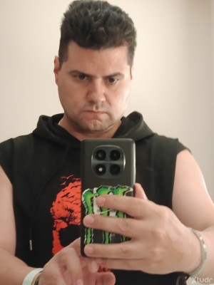 Xtudr - Miguel111: Delgado un poco musculoso. Y bastante pinta hetero.