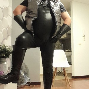 Xtudr - cueroboy7: Male active uncle without feathers. I'm into leather and sportswear, you can see me in the photos. In Barcelona from 3 to...