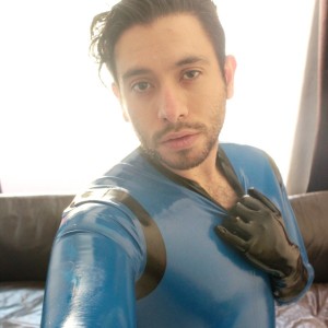 Xtudr - RubberFenix: Soy un chavo relajado, me gusta jugar videojuegos, ver peliculas pero tambien tengo muchos fetiches, latex, cuero, lluv...