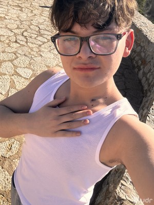 Xtudr - pablitooo: Your feet stink, a lot? Give them to me in the face, I'm quite submissive. I let myself be humiliated without limits.