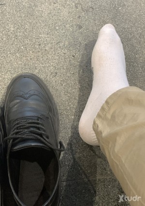 Xtudr - tkl20: Busco sesiones de cosquillas con tios que no sean mayores de 35 años. Soy tanto tickler como tickle, y me gustan los pies, lo...