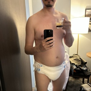 Xtudr - diaperpup: Pup play, pañales (DL) y fetichista del plástico.
Interesado en intercambiar ideas, experiencias y hacer amigos que le gu...