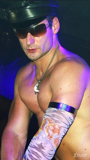 Xtudr - Spitmycum: XXL súper musculoso 98 kg //22 cm 
Apasionado de sexo demoniaco 
Látex cuero enormes dildos