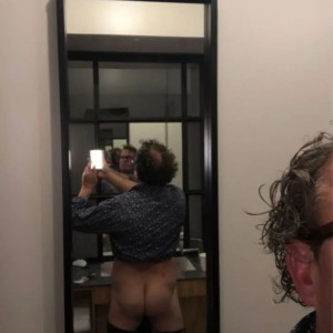 Xtudr - azfunbttm: Looking to expand circle of buddies.   Give good head as an icebreaker. 