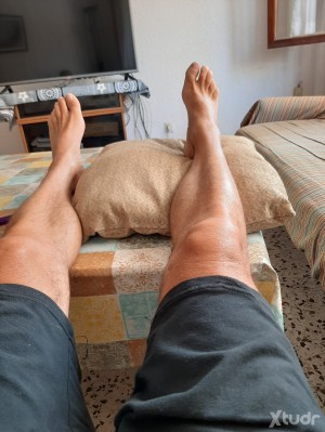 Xtudr - I: Busco esclavo hasta mediados de septiembre que sepa lamer bien sobar bien dar masajes y aunque haga calor que se le pueda calenta...