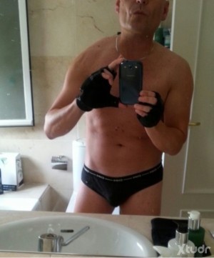 Xtudr - sexslave49: Sumiso para dominantes, sesiones de role play secuestro, bondage, pies, morbo...