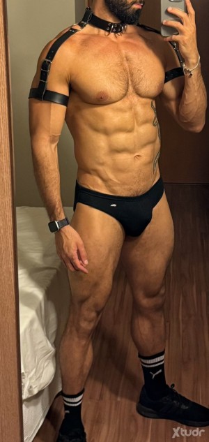 Xtudr - Tonibenega: Muscular bottom, unshaven, looking to enjoy morbid situations. 
Tattooed, already marked as a submissive, few limits and...