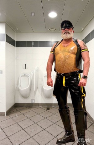 Xtudr - Masterpacs: Master looking for a permanent slave 
Eager to please and obey 
Total control 