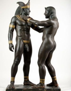 Akhenatón (originalmente llamado Amenhotep IV) fue un faraón egipcio que gobernó durante la Dinastía XVIII (Imperio Nuevo), aproximadamente entre 1353 a.C. y 1336 a.C. Es un hombre faraón de los más fascinantes y revolucionarios de la historia egipcia debido a su radical reforma religiosa. Está totalmente desnudo y en sus pies lleva sandalias de lujo de oro. Tiene un pene erecto de 20 cm de longitud y 8 cm de diámetro. Es admirado por su bello cuerpo de atleta. Tiene grandioso pene de 22 cm de longitud y 9 cm de diámetro y lo tiene en erección. Tiene el pene erecto. Aspecto muy masculino. A su lado hay otro hombre que lo ama, está detrás de él con la mano derecha en su pene, cogiendo el pene con pasión, su pene se lo mete en el ano, meneando la polla y acariciando su culo con amor ❤️ . Tienen todos los músculos en tensión, es una imagen muy masculina y viril.