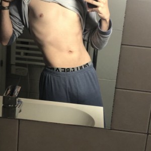 Xtudr - Pablo3: I'm a submissive guy, good body and handsome face. I would like to have a dominant man who guides me and dominates me.