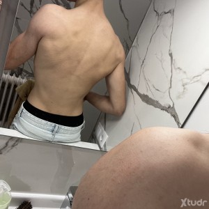 Xtudr - Matiii_09: Gente de mi edad cerca, no mayores de 20 y no peludos. Gente normal, ni osos ni drag queens pf.