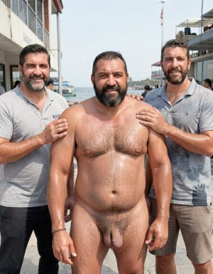 hombre barbudo muy gordo y culo grande peludo con otros dos que se les ven los culos