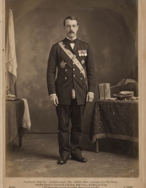 Charles George Gordon héroe de los británicos de la guerra de Crimea contra Rusia en el año 1954. Charles George Gordon de cuerpo entero. (+10) Pene de 40 cm de longitud y 7 cm de diámetro. 