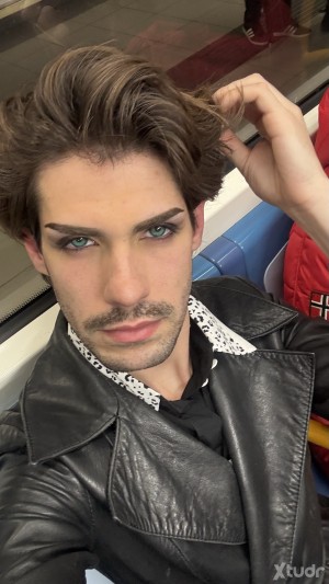 Xtudr - Slap: Dominant slender man looking for submissive who enjoys humiliation, slaps, foot fetish... and more. Shoe size 43. 
The photos ...