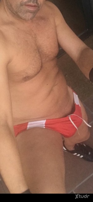 Xtudr - Maxodominant: Nipples are a plus
I'm a top dude … Speedo, singlet, with sandals, skinhead, shaved, open-minded, into leather, sports...