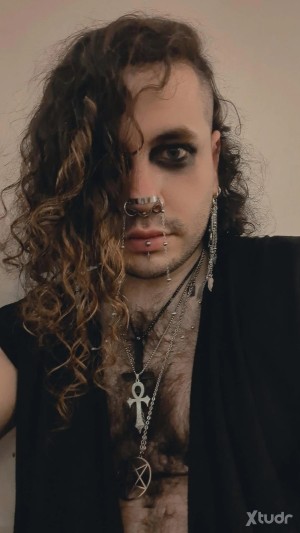 Xtudr - Sitri: 🦇🦄Gótico por fuera y un unicornio por dentro. El exceso es la tentación a la que nos somete el placer y yo estoy sometido a é...