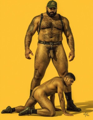 Dibujo realista. Amo barbudo tatuado e hiper masculino, muy musculoso pero muy delgado, con arnés. Tiene un gran pene eyaculando. Lleva gorra militar y unos anillos en los pezones, Un esclavo de rodillas. Respeta la forma y la proporción del cuerpo y se fiel a la forma real sin distorsiones. Fondo amarillo oscuro con los reflejos de las sombras de los cuerpos del amo y el esclavo.