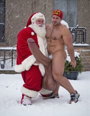 La Navidad. Papá Noel es un hombre de 40 años, atleta, está delgado y tiene músculos marcados y definidos, es muy varonil, tiene barba blanca abundante. Solo tiene el gorro de papá Noel porque está totalmente desnudo enseñando su musculatura de atleta y bronceada, tiene mucho vello blanco que cubre sus músculos pectorales y el abdomen y también en sus piernas. Tiene sandalias blancas en sus pies. Barba abundante blanca de papá Noel. Es el Papá Noel del año 2025, con mucha alegría y mucho sexo gay. Aspecto muy masculino salvaje. Pene erecto de 20cm de longitud y 8cm de diámetro. Abundante vello blanco por todo el cuerpo. Está saltando en la nieve mientras nieva y su gran pene erecto de 22 cm de longitud y 9 cm de diámetro, está metiendo su pene dentro del ano de otro hombre de aspecto deportista que está desnudo y tiene una polla grande, está desnudo enseñando su cuerpo de culturista con cintura estrecha delgado sin nada de grasa. Tienen los penes en erección y hay mucha excitación sexual, muy excitados. Sexo explicito muy potente. Abrazo. Beso en los labios. Sexo anal muy profundo. 