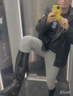 Xtudr - JINETEANDALUZ: Royal Rider, I ride horses and tame colts.
Now I'll donate to you. I always wear riding boots with spurs, the taller ...