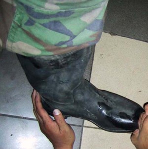 Xtudr - alfombrabcn: I'm a true foot and shoe slave, a human doormat, a domestic slave, a chair, an object... If someone needs a velvet tong...