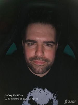 Xtudr - MaxPoison: Soy un chico gamer que ama los videojuegos y todo el placer que pueda darme una buena polla bien cargada de deliciosa lec...