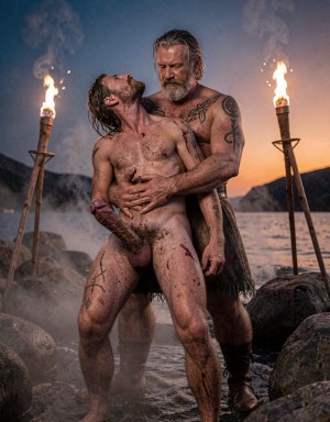 Amleth y Aurvandil.  Versión cinematográfica explícita de la imagen: Dos guerreros vikingos adultos de cuerpo entero se aferran en una pose ritual intensa sobre la orilla rocosa de un fiordo nórdico al anochecer, con el guerrero de 29 años delante arqueando la cabeza hacia atrás y el rey guerrero de 48 años sujetándolo por la cintura desde atrás. La niebla baja se arrastra entre piedras húmedas, antorchas reales lanzan chispas y humo ondulante, y la piel muestra poros, barro agrietado, sangre seca, cicatrices elevadas, tatuajes rúnicos oscuros, vello corporal, cabello enmarañado y barbas sucias. El contraluz crepuscular profundo dibuja un degradado de azul cobalto a naranja quemado, mientras una iluminación cinematográfica de tres puntos añade clave alta controlada y relleno lateral cálido sobre los torsos. La composición vertical 9:16 usa lente anamórfica de 40mm, grano analógico tipo Kodak Vision3 500T, contraste HDR con sombras profundas y altas luces contenidas, en un realismo brutal de saga nórdica.