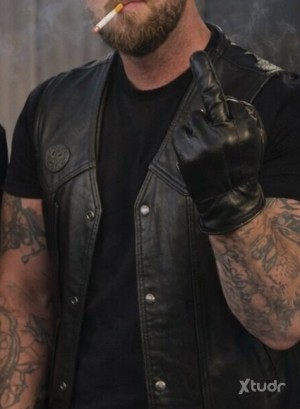 Xtudr - Leatherboy01: Leather and smoke fetish. 
Si fumas o te gusta el cuero o ambas cosas contacta conmigo. 
