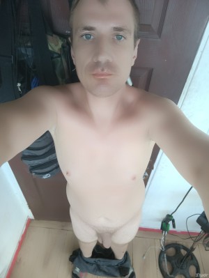 Xtudr - almansub503: I am from germany stranded alone in el salvador. I am very submissive and search someone who take advantage of it