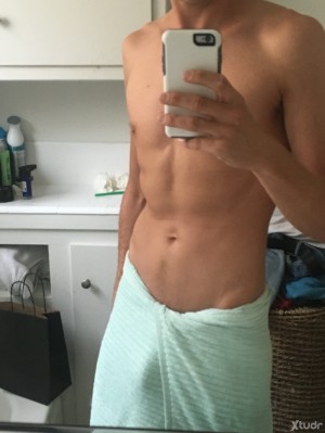 Xtudr - parTybttm: Looking for naked fun with a few guys. I love to ride a thick big cock 