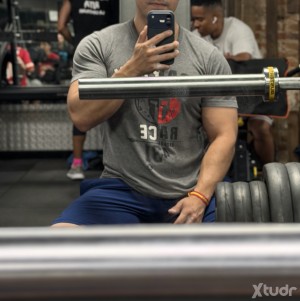 Xtudr - HendoSix: ⛓️💪🏻🏋🏻‍♂️👨🏻
Me molan tíos mayores de >35 años y de gym.
Con barba…
Pelo en pecho….
