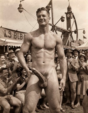 Año 1920. En una verbena o feria de atracciones, un hombre gigante con aspecto nórdico, se muestra desnudo ante la muchedumbre que aplaude. 