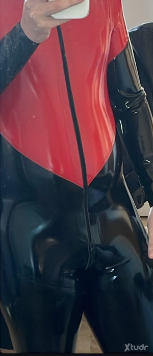 Xtudr - Brubberlover: Just another weirdo who likes rubber and leather.
Ask me I have a really clear vision of everything.
I want to be resp...
