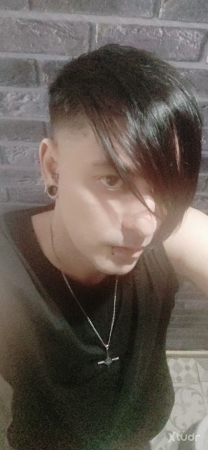 Xtudr - _slave26_: Me llamo Gabriel. Treinta y cinco inviernos, un metro setenta y ocho de insolencia con acento madrileño y la mala costumb...