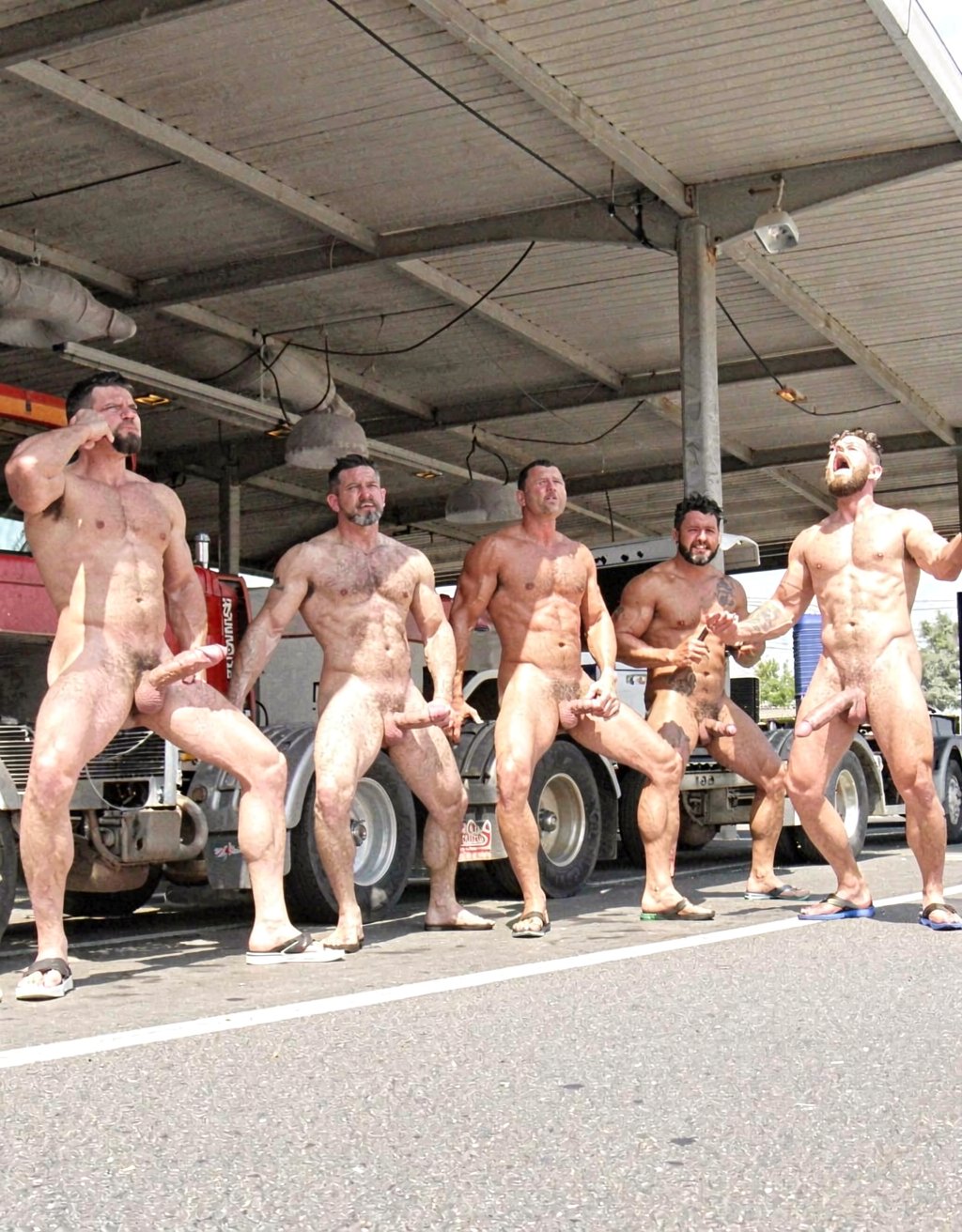 en el kilómetro 100 de la carretera de Valencia los camiones están aparcados en el área de servicio, detrás de ellos camioneros corpulentos desnudos y tremendamente musculosos se practican la felación eyaculando en sus rostros y bocas. 