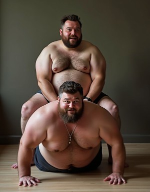 Dos hombres gordos haciendo ponyplay. El primero, Un hombre obeso, 110 kilogramos, en 4 en el piso, gateando con cara de sumision. El segundo hombre Sentado en su espalda un hombre de 50 años, obeso de 140 kilogramos, muy peludo, con cara de placer