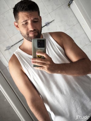 Xtudr - rakis: Dad&son fun.
Tall guys +
Beard guys ++
Caring Doms +++
Estoy en pareja, no busco que trascienda de lo físico.