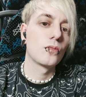 Xtudr - _slave26_: Me llamo Gabriel. Treinta y cinco inviernos, un metro setenta y ocho de insolencia con acento madrileño y la mala costumb...