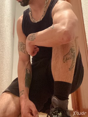 Xtudr - cash-Master-kink: Cash Master.
El tributo tiene su atributo.
Muscle Worship, pies, azotes, pasamontañas, hetero, discreción.