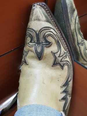 Xtudr - sendra: Fetishist who likes to have his boots taken care of