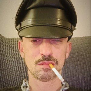 Xtudr - kinkyguy: Looking for uncles to connect, explore, and find a good vibe to practice BDSM in trust. Looking to experience a Dominant/s...