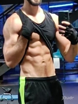 Xtudr - TiedMadrid: Sub o Dom. Versátil.
Con el chico adecuado, estoy abierto a todo: desde sexo vainilla hasta lo más kinky.
Kinks favorito...