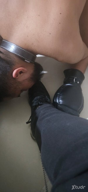 Xtudr - Dinnigan: Soy propiedad de Amo_aledd, el de las fotos soy yo en el lugar que me corresponde, en castidad a los pies de mi amo y dueñ...