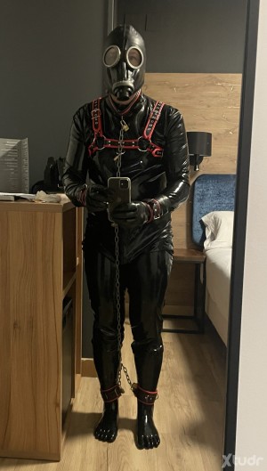 Xtudr - LeatherLatexSwich: Submissive bottom with desire to experiment