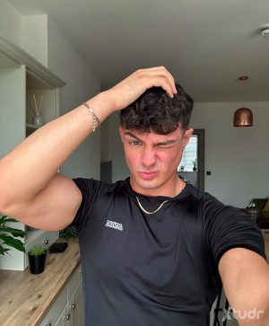 Xtudr - Paul12: I’m into gay escort and custom video making 