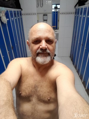 Xtudr - guxten45: Guarreable. Mamón vicioso de meos, lapos, lefadas, enemas, sexo público, compartido y compartible. 
CBT y Pezones a tu dis...
